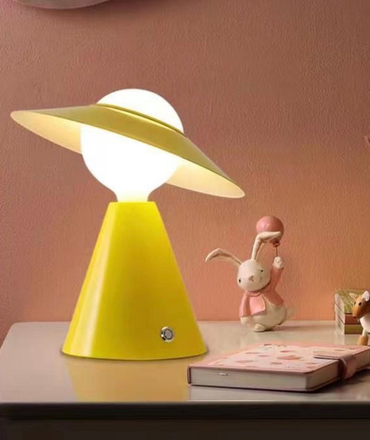 Lampada da Tavolo E27 – Design Moderno con Paralume Inclinato, Lampada da Comodino in Metallo, per Camera da Letto, Soggiorno, Studio D13