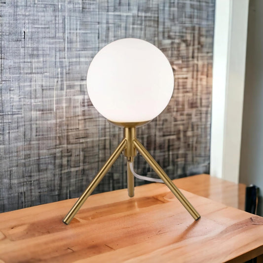 Lampada da Tavolo Minimalista Bronzo con sfera in Vetro Bianco Design Elegante per Illuminare e Decorare Spazi Interni Adatta a Comodini Scrivanie e Tavolini Altezza 30 cm (1 sfera con treppiede) D35