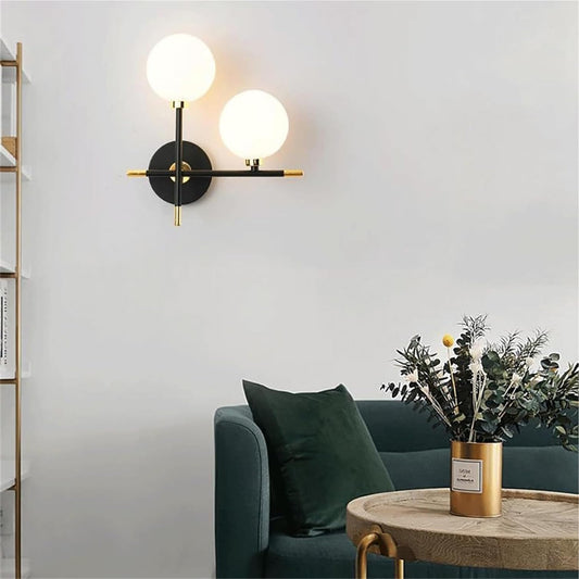 Applique da Parete Moderna a 2 Luci con Attacco G9, Lampada da Parete Interni in Metallo e Vetro Opalino, Design Nero e Ottone, Ideale per Camera da Letto, Corridoio, Soggiorno (Lampadine Non Incluse) AQ59