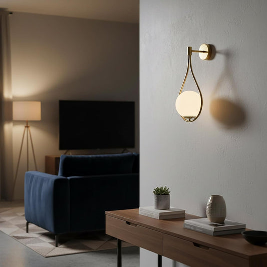 Applique da Parete Moderna con Attacco G9, Lampada da Muro Design Elegante in Metallo con Sfera in Vetro Opalino, Luce per Camera da Letto Soggiorno Corridoio, Colore Oro – AQ61