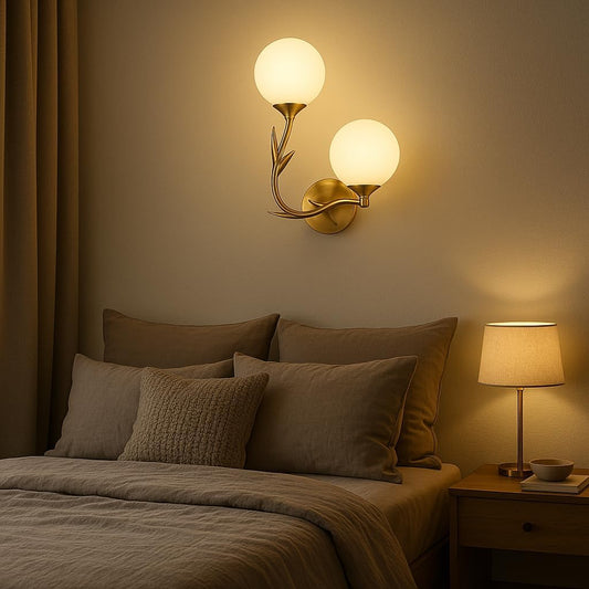 Applique da Parete Moderna a Doppia Luce, Attacco G9, Lampada da Parete in Metallo Oro con Sfere in Vetro Opale, Design Elegante per Soggiorno Camera da Letto Corridoio – AQ65