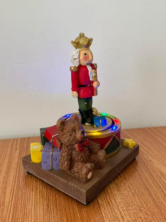 Soldatino di Natale con Orsetto – Decorazione Natalizia con Luci LED, Movimento e Musica – Alimentazione a Batteria – 16 cm 460619