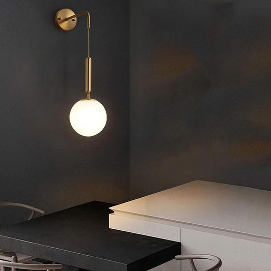 Applique a parete pendente in stile contemporaneo con attacco G9 di colore bronzo con sfera in vetro AQ56