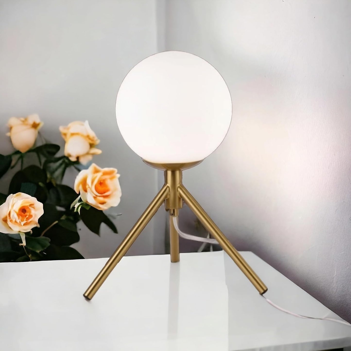 Lampada da Tavolo Minimalista Bronzo con sfera in Vetro Bianco Design Elegante per Illuminare e Decorare Spazi Interni Adatta a Comodini Scrivanie e Tavolini Altezza 30 cm (1 sfera con treppiede) D35