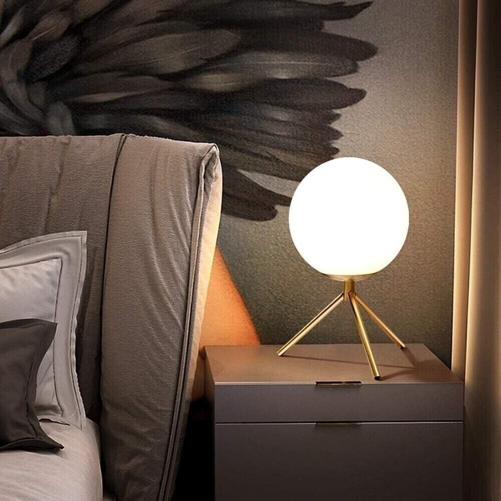Lampada da Tavolo Minimalista Bronzo con sfera in Vetro Bianco Design Elegante per Illuminare e Decorare Spazi Interni Adatta a Comodini Scrivanie e Tavolini Altezza 30 cm (1 sfera con treppiede) D35