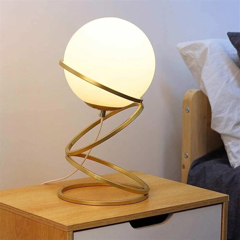 Lampada da tavolo comodino oro con sfera in vetro bianco design moderno lume dorato con cerchi D31