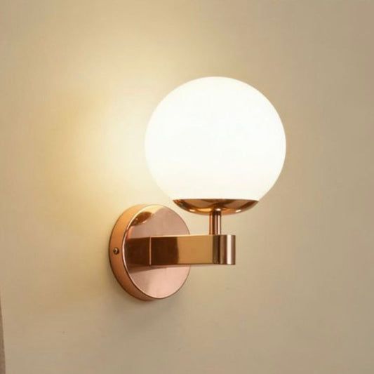 Applique da Parete Moderna G9, Lampada da Parete con Sfera in Vetro Opalino, Colore Oro/Rame, Design Elegante per Camera da Letto Soggiorno Corridoio – AQ38