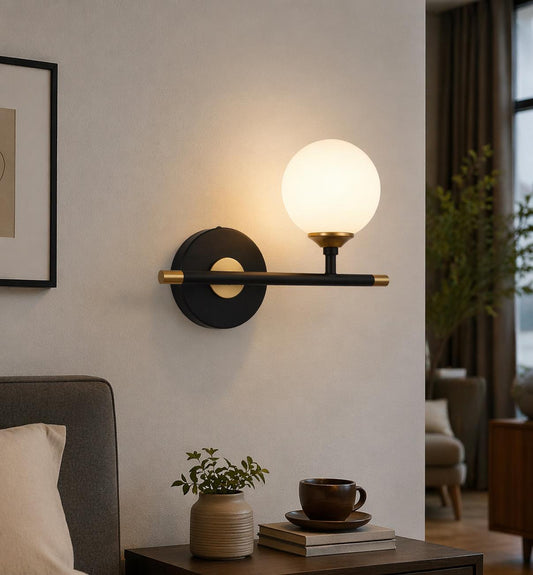 Applique da Parete Moderna con Sfera in Vetro Opalino, Attacco G9, Lampada da Muro Design per Camera da Letto, Soggiorno e Corridoio, Metallo Nero e Oro, Stile Elegante AQ60
