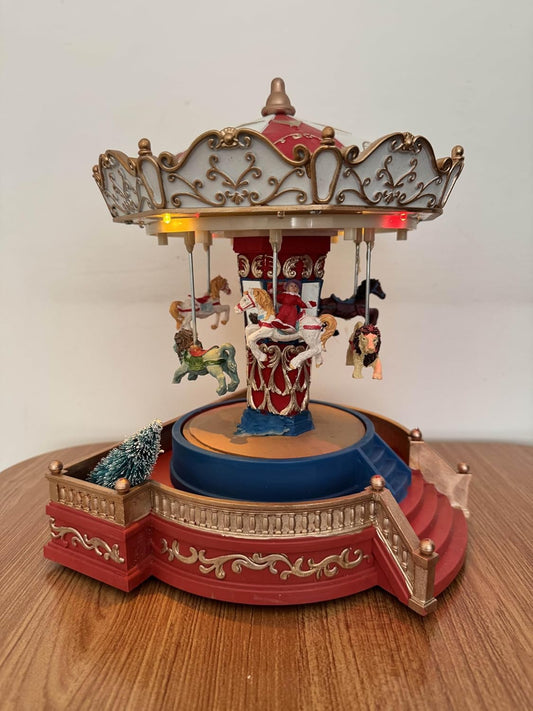 Carosello musicale luminoso natalizio, giostra decorativa con cavalli, luci LED multicolori e musica, 22×22×28 cm, con adattatore di alimentazione 091723