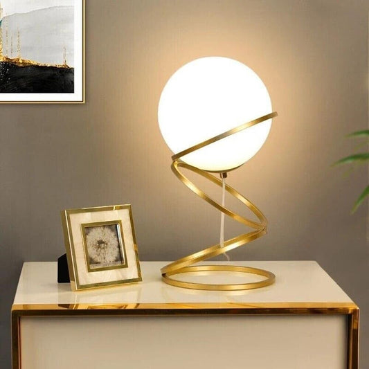 Lampada da tavolo comodino oro con sfera in vetro bianco design moderno lume dorato con cerchi D31