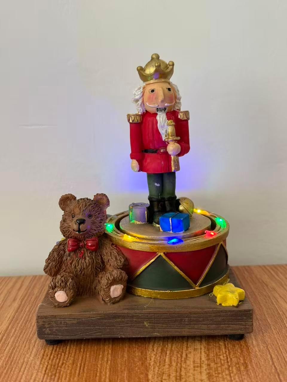 Soldatino di Natale con Orsetto – Decorazione Natalizia con Luci LED, Movimento e Musica – Alimentazione a Batteria – 16 cm 460619