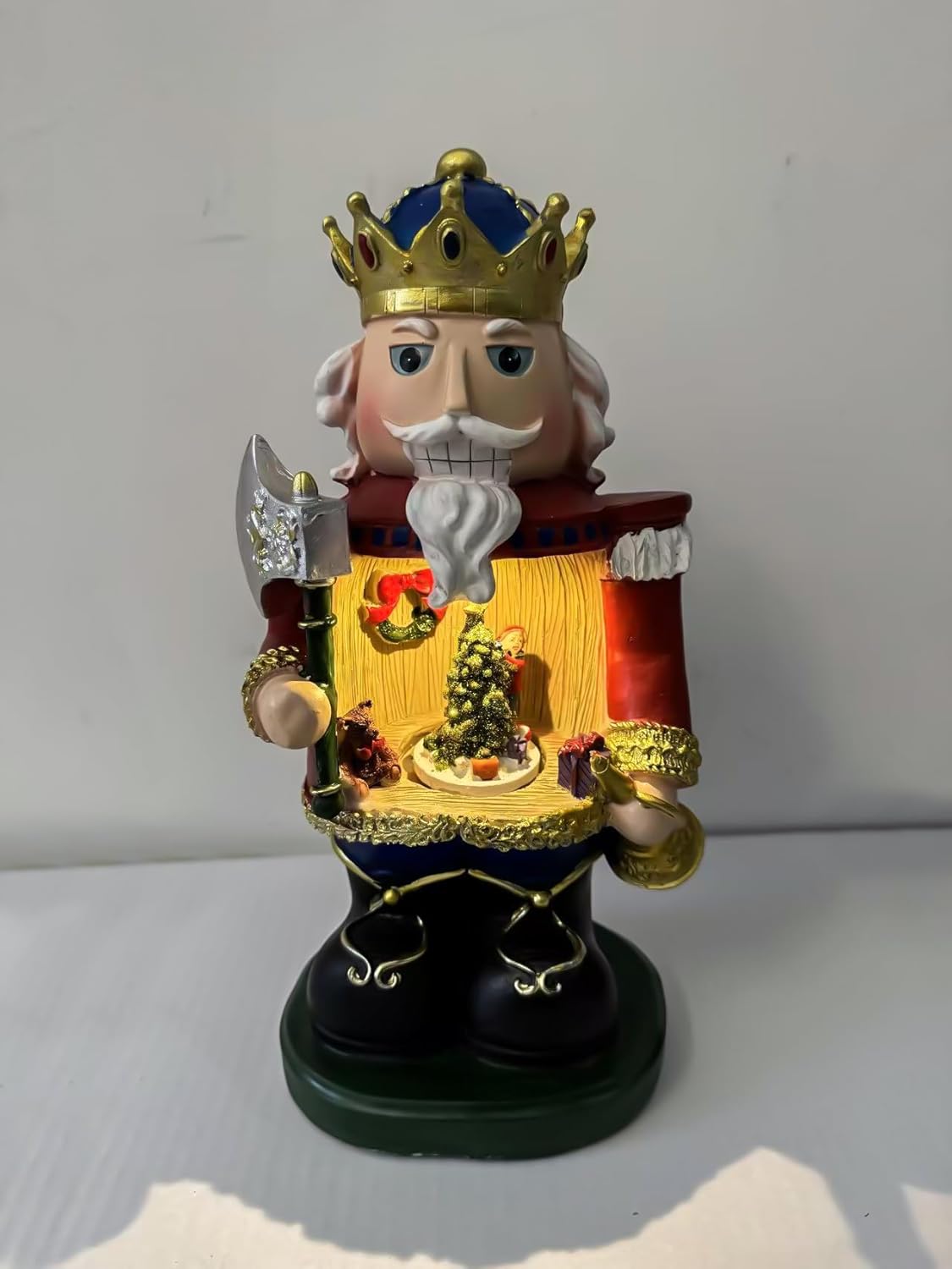 Schiaccianoci Decorativo Natalizio 30 cm con Luci e Musica, Re con Corona e Ascia, Funzione Luce e Musica a Batteria, Decorazione da Tavolo per Natale 460627