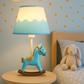 Lampada da Comodino per Bambini – Lampada da Tavolo con Cavallo Blu, Attacco E27, Paralume Decorativo, Luce Notturna Cameretta, Max 60W D09-BU