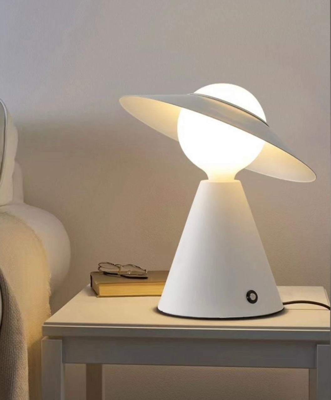 Lampada da Tavolo E27  – Design Moderno con Paralume Inclinato, Lampada da Comodino in Metallo, per Camera da Letto, Soggiorno, Studio   D13