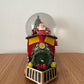 Carillon Natalizio Trenino di Babbo Natale con Globo di Neve Musicale, Decorazione Natalizia da Tavolo, L’Arte del Natale, Carica Meccanica, 22x12x17,5 cm 423521