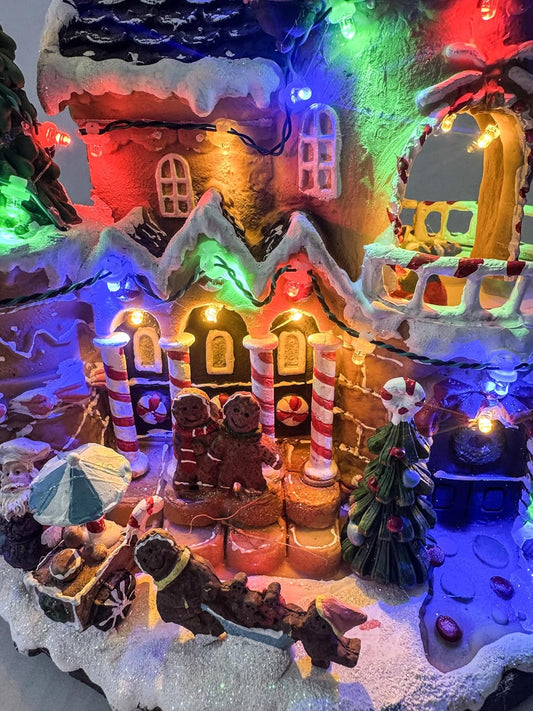 Villaggio di Natale con Luci LED Multicolore e Musica, Paesaggio Natalizio con Movimento, Casa Natalizia Decorativa a Doppia Alimentazione (Elettrica e a Batteria), 24×20.5×29 cm