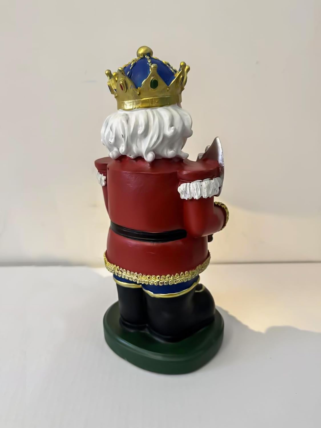 Schiaccianoci Decorativo Natalizio 30 cm con Luci e Musica, Re con Corona e Ascia, Funzione Luce e Musica a Batteria, Decorazione da Tavolo per Natale 460627