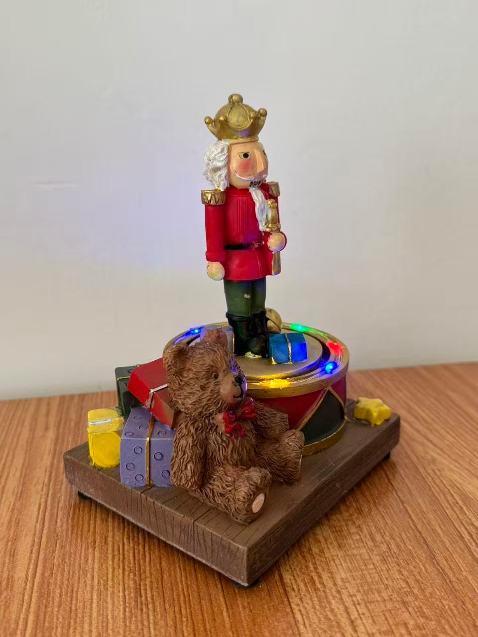 Soldatino di Natale con Orsetto – Decorazione Natalizia con Luci LED, Movimento e Musica – Alimentazione a Batteria – 16 cm 460619