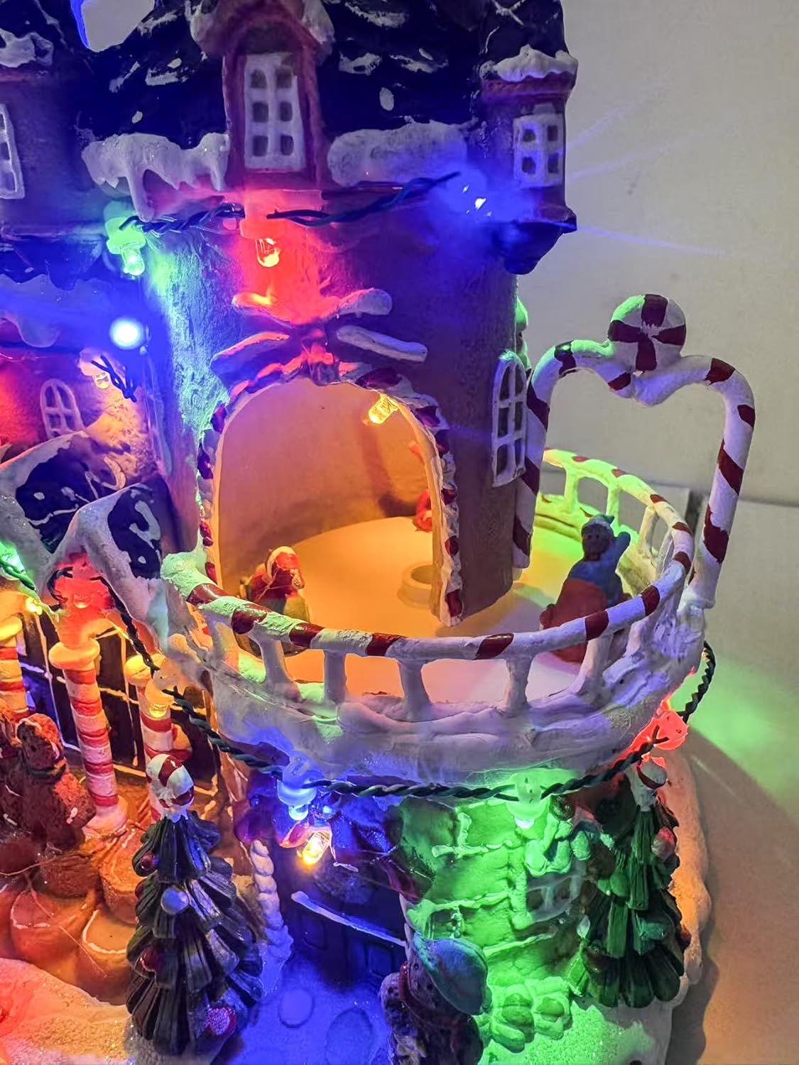 Villaggio di Natale con Luci LED Multicolore e Musica, Paesaggio Natalizio con Movimento, Casa Natalizia Decorativa a Doppia Alimentazione (Elettrica e a Batteria), 24×20.5×29 cm