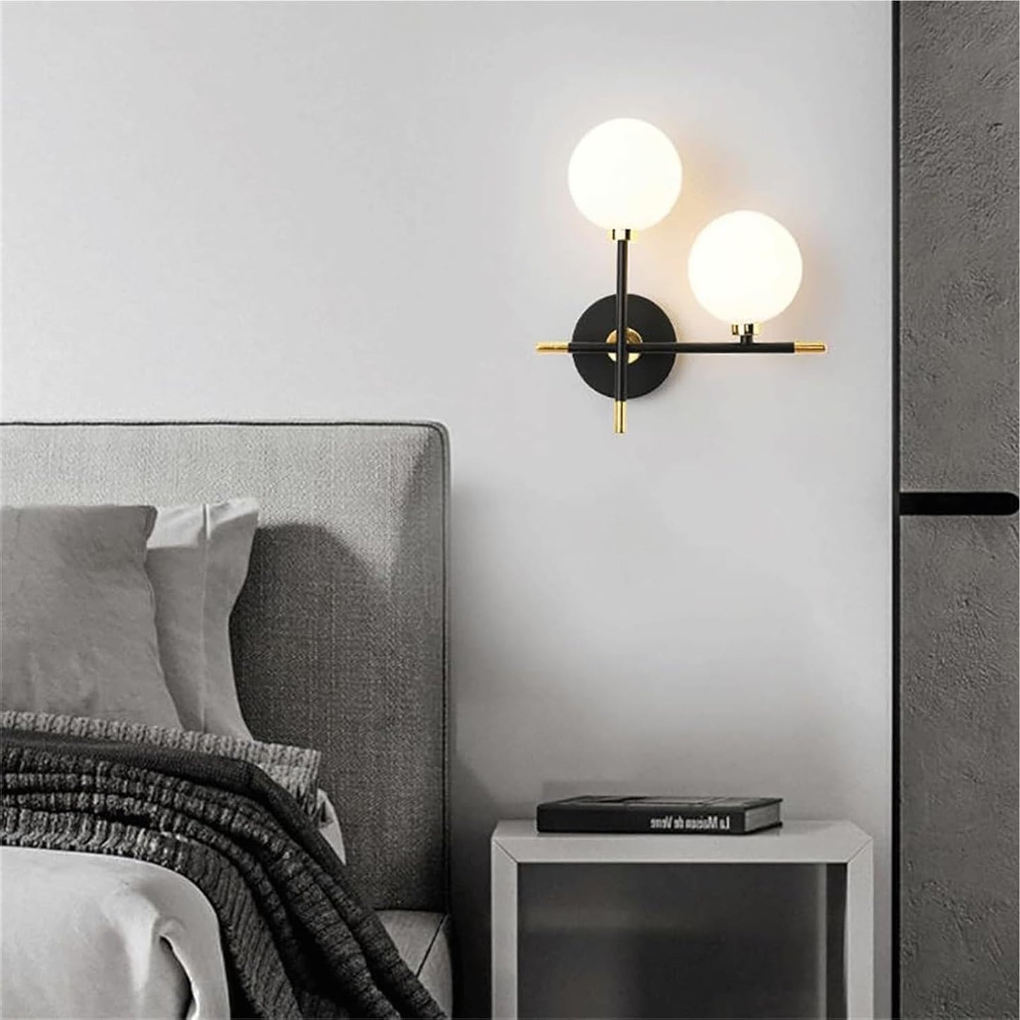 Applique da Parete Moderna a 2 Luci con Attacco G9, Lampada da Parete Interni in Metallo e Vetro Opalino, Design Nero e Ottone, Ideale per Camera da Letto, Corridoio, Soggiorno (Lampadine Non Incluse)  AQ59