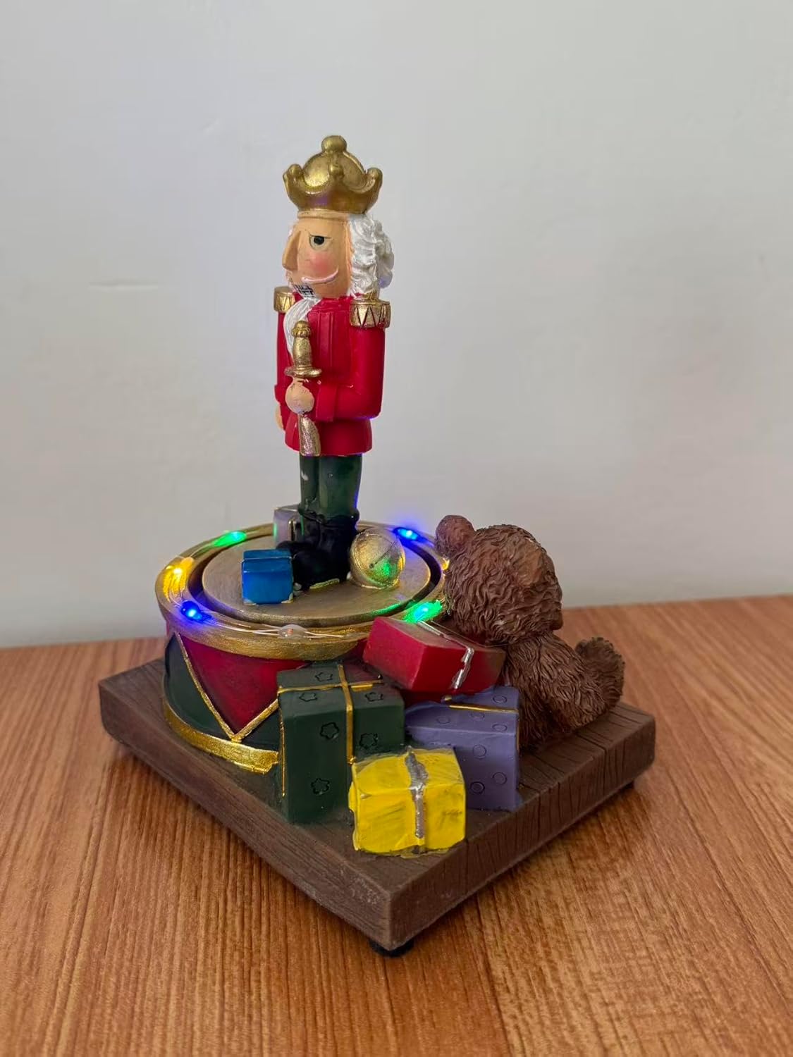 Soldatino di Natale con Orsetto – Decorazione Natalizia con Luci LED, Movimento e Musica – Alimentazione a Batteria – 16 cm 460619