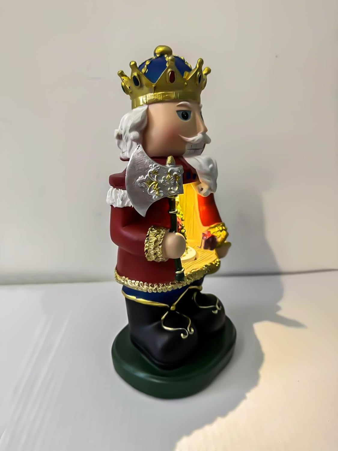 Schiaccianoci Decorativo Natalizio 30 cm con Luci e Musica, Re con Corona e Ascia, Funzione Luce e Musica a Batteria, Decorazione da Tavolo per Natale 460627