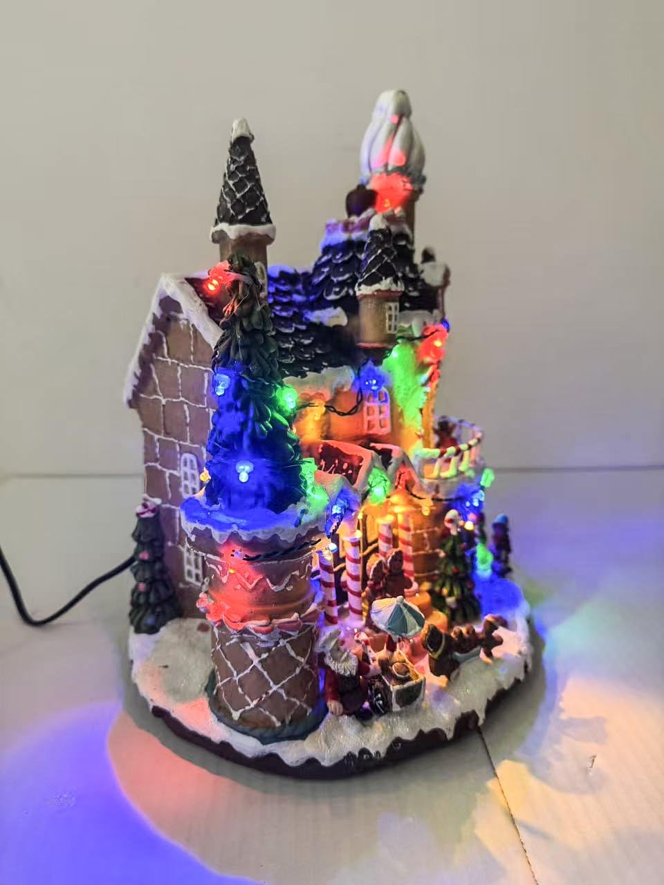 Villaggio di Natale con Luci LED Multicolore e Musica, Paesaggio Natalizio con Movimento, Casa Natalizia Decorativa a Doppia Alimentazione (Elettrica e a Batteria), 24×20.5×29 cm