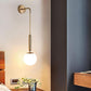 Applique a parete pendente in stile contemporaneo con attacco G9 di colore bronzo con sfera in vetro AQ56