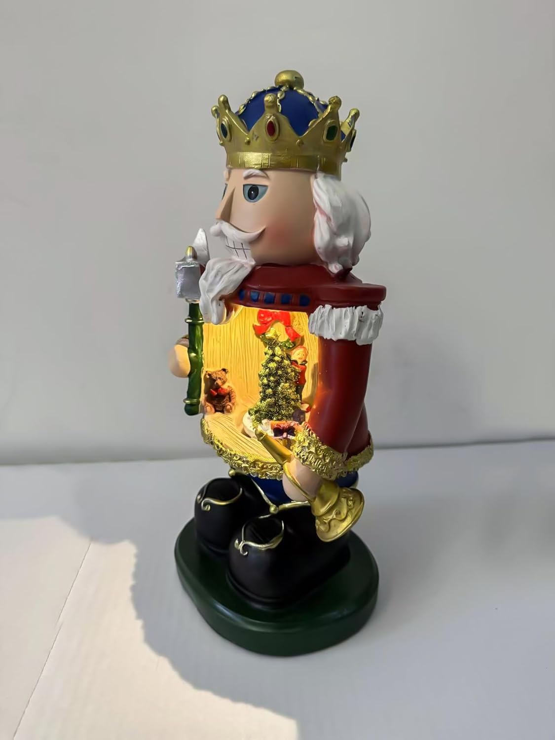 Schiaccianoci Decorativo Natalizio 30 cm con Luci e Musica, Re con Corona e Ascia, Funzione Luce e Musica a Batteria, Decorazione da Tavolo per Natale 460627