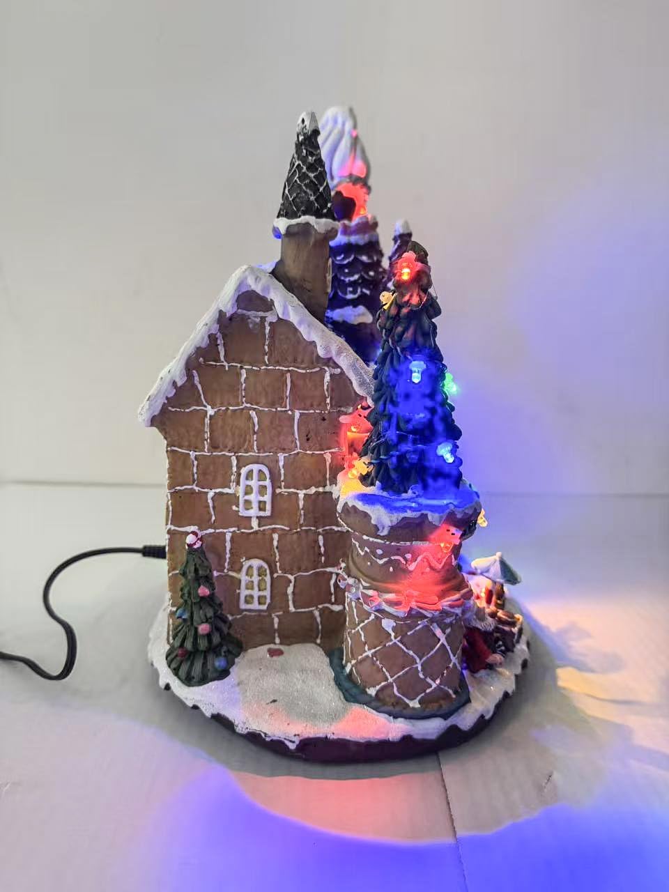 Villaggio di Natale con Luci LED Multicolore e Musica, Paesaggio Natalizio con Movimento, Casa Natalizia Decorativa a Doppia Alimentazione (Elettrica e a Batteria), 24×20.5×29 cm