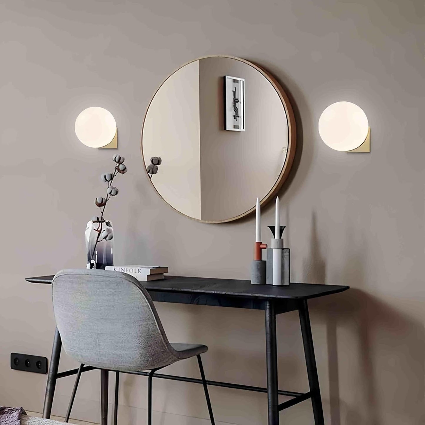 Applique da Parete Design Sferico – Lampada Moderna in Metallo Oro Opaco, Attacco G9, Compatibile con Lampadine LED o Alogene, Facile Installazione per Camera, Soggiorno o Ufficio AQ55