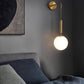 Applique a parete pendente in stile contemporaneo con attacco G9 di colore bronzo con sfera in vetro AQ56