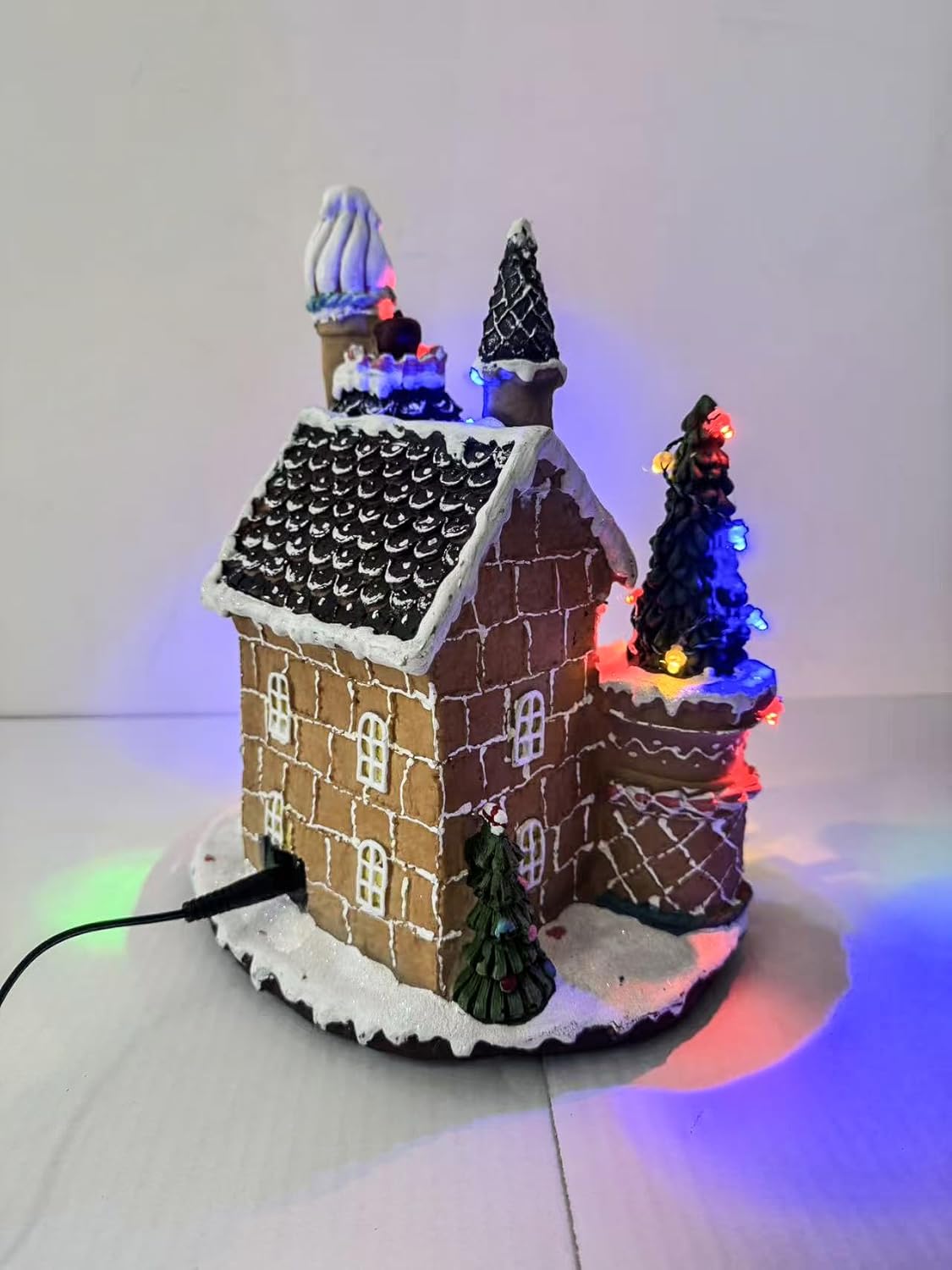 Villaggio di Natale con Luci LED Multicolore e Musica, Paesaggio Natalizio con Movimento, Casa Natalizia Decorativa a Doppia Alimentazione (Elettrica e a Batteria), 24×20.5×29 cm