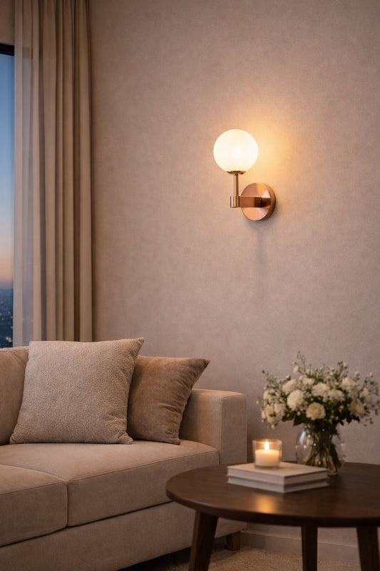 Applique da Parete Moderna G9, Lampada da Parete con Sfera in Vetro Opalino, Colore Oro/Rame, Design Elegante per Camera da Letto Soggiorno Corridoio – AQ38