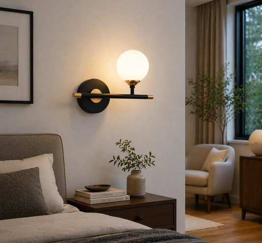 Applique da Parete Moderna con Sfera in Vetro Opalino, Attacco G9, Lampada da Muro Design per Camera da Letto, Soggiorno e Corridoio, Metallo Nero e Oro, Stile Elegante AQ60